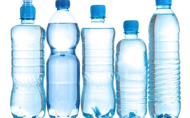 هشدار؛ آب‌های بطری به پلاستیک آلوده هستند