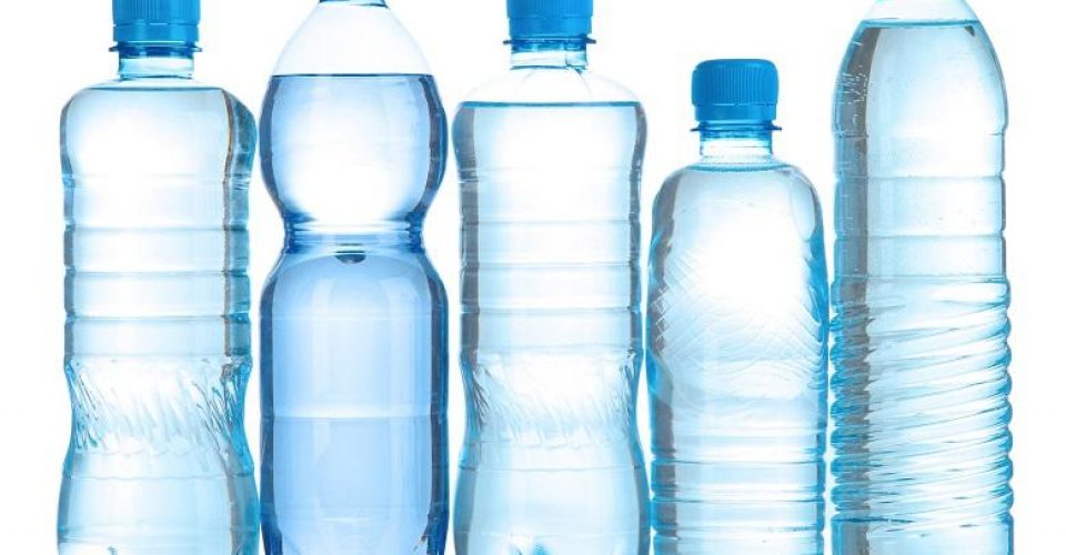 هشدار؛ آب‌های بطری به پلاستیک آلوده هستند